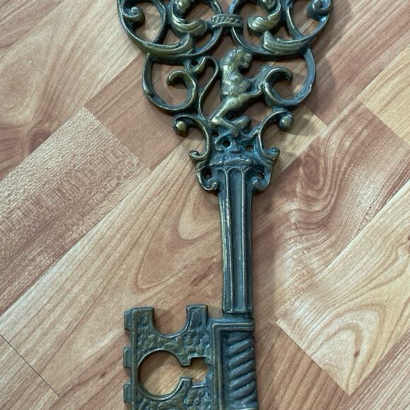 Vintage MCM Syroco Gold Large Skeleton Key 3661-B Lion Scroll Wall Hanging - Picture 1 of 2